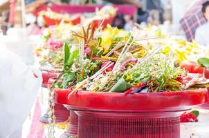 thailändisch traditionell von Blumen zu Buddhist Mönche Zeremonie beim wat che di luang Chiang Mai, Thailand im das Hintergrund Dort ist Weihrauch, Kerzen und Blumen foto