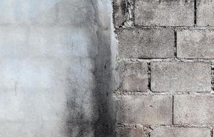 alt Laterit Mauer Laterit Textur Hintergrundmuster dekorativ uneben geknackt echt Stein Mauer Oberfläche mit Zement foto