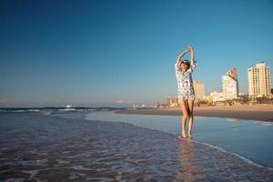 verlockend Frau posieren auf das Strand foto