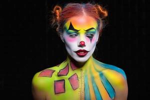 schön Dame mit ein Gesicht Gemälde Clown posieren im das Studio foto