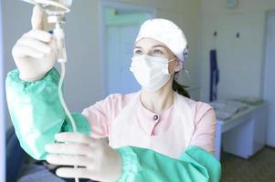 Krankenschwester vorbereiten fallen Zähler zu ein geduldig zum Verfahren im Krankenhaus foto