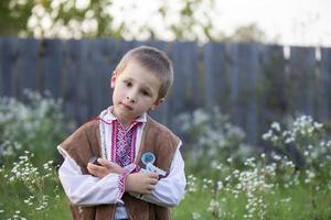 slawisch wenig Junge Belarussisch oder ukrainisch im National Kleider auf ein rustikal Hintergrund. foto