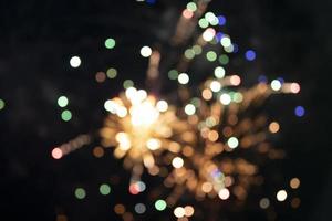 auf schwarzem hintergrund bokeh von explosionen bunter feuerwerke. foto