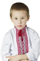 slawisch Kind im ein gestickt Shirt. Porträt von ein Vorschulkind Junge im ukrainisch Belarussisch National Kleidung. foto
