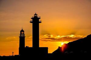 Leuchtturm bei Sonnenuntergang foto