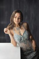 sexy jung Frau posieren im ein Studio foto