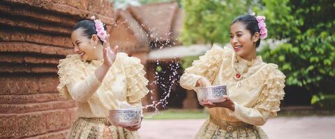 Portrait schöne Frauen beim Songkran-Festival mit traditioneller thailändischer Tracht foto