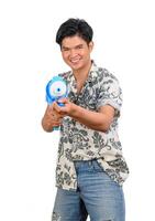 Porträt junger Mann mit Wasserschüssel beim Songkran-Festival foto