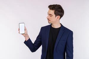 Porträt des jungen Geschäftsmannes, der den leeren Bildschirm des Smartphone-Handys mit Mockup-Kopienraum hält, isolierte weißen Hintergrund foto