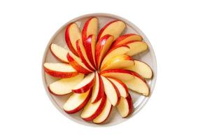 2702 Weiß Teller mit Scheiben von rot Apfel Obst isoliert auf ein transparent Hintergrund foto