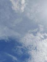 schöne weiße Wolken auf tiefblauem Himmelshintergrund. Große, helle, weiche, flauschige Wolken bedecken den gesamten blauen Himmel. foto