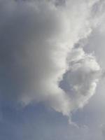 schöne weiße Wolken auf tiefblauem Himmelshintergrund. Große, helle, weiche, flauschige Wolken bedecken den gesamten blauen Himmel. foto