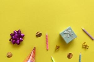 Geburtstag Party Dekoration, Kerze, Luftschlangen, Hut und Geschenk Boxen. eben legen abstrakt Hintergrund foto