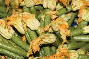 Zucchini Gemüse auf Verkauf beim Markt foto