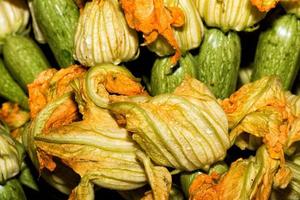 Zucchini Gemüse auf Verkauf beim Markt foto