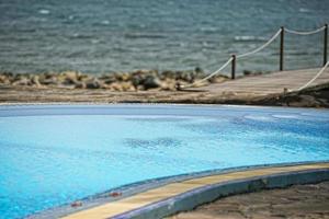 Pool im tropischen Strand foto