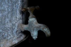 Jahrgang Zink Zapfhahn Wasserhahn benutzt zum Traube Ernte und Wein foto