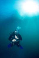 Tauchen Taucher unter Wasser Porträt im das tief Blau Ozean foto