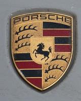 sankt Petersburg Russland - - 02 12 2023 porsche Logo schließen oben auf ein schwarz Auto mit Regen Tropfen. ferdinand porsche Gegründet das Unternehmen im 1931 mit Main Büros im das Center foto