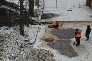 sankt Petersburg Russland - - 02 17 2023 Arbeitskräfte auf ein Straße Konstruktion foto