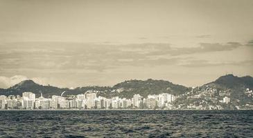 landschaft panorama stadtbild küstenlinie berge niteroi rio de janeiro brasilien. foto