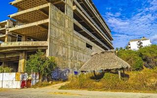 riesige gigantische baustelle bauruine in puerto escondido mexiko. foto