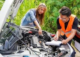 Nahansicht Auto Mechaniker Überprüfung zum Pannen und aufführen Instandsetzung gemäß zu Kunde Aufträge foto