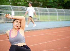 jung weiblich entspannend nach Fitness Ausbildung beim das Fußball Stadion im das Morgen foto