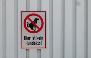 verboten Zeichen mit das Deutsche Wörter Hier ist Nein Hund Wurf Box foto