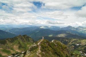 glücklich Frau auf höchste Grat oben Landschaft Foto