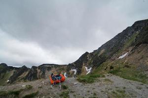 Camping Ausrüstung auf Kante von Berg Hügel Landschaft Foto