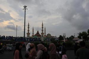 tegal, Dezember 2022. das Atmosphäre von das tegal Stadt Platz im das Nachmittag mit viele Touristen Besuch. foto