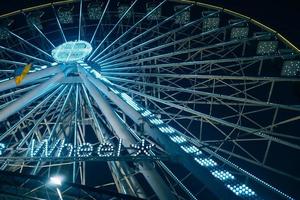 Buntes Riesenrad bei Nacht, Nahaufnahme foto