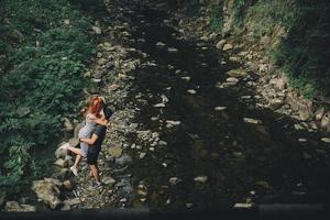 schönes Paar auf dem Hintergrund des Waldes foto