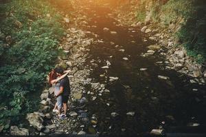 schönes Paar auf dem Hintergrund des Waldes foto