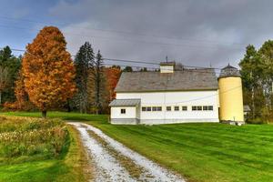 Panorama- Aussicht von ein ländlich Bauernhof im Herbst im Vermont. foto