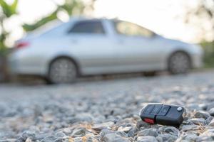 hat verloren Auto Schlüssel auf das Boden, Auto Schlüssel fallen gelassen auf das Fußboden oder fallen Lügen auf das Straße Zuhause Vorderseite . Gehen Weg von hat verloren Auto Taste, können nicht Transport, äußern, eilen Zeit, Abfall Zeit, Notfall foto