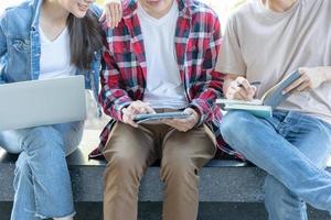 Gruppe asiatisch Schüler Schüler Treffen Mannschaft zum Arbeit Projekt. Mannschaft glücklich Studie online. lesen Buch im Hochschule Campus. Gruppe auf International Asien Universität. Ausbildung, lernen, Schule, Hochschule, Abschluss foto