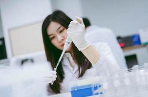 Junge Wissenschaftlerinnen öffnen die Zentrifuge im medizinischen Labor foto