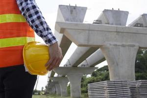 das Inspektoren oder Ingenieure sind Überprüfung das Arbeit von das Auftragnehmer Mannschaft zu bauen ein Brücke Über das Straße. foto