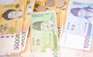 Koreanisch gewonnen Anmerkungen und Koreanisch gewonnen Münzen zum Geld Konzept Hintergrund foto