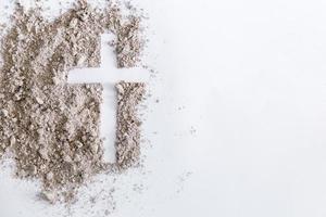 Christian Kreuz oder Kruzifix Zeichnung im Asche, Staub oder Sand wie Symbol von Religion, opfern, Rückzahlung, Jesus Christus, Asche Mittwoch, Fastenzeit, gut Freitag, Ostern mit Kirche ist hingebungsvoll zu Fasten foto