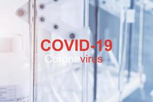 labor mit ausrüstung zur chemischen analyse, erkennung und behandlung von coronavirus-infektionen, gekennzeichnet mit covid-19. foto