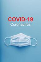 medizinisch Masken zum Schutz gegen gefährlich Coronavirus Infektion mit das Inschrift COVID-19. foto