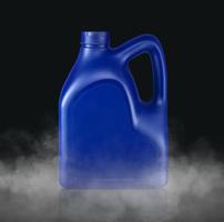 Plastikkanister für Maschinenöl mit kaltem Dampf ein isolierter dunkler Studiohintergrund foto