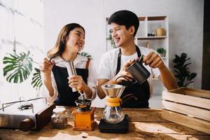 im Küche perfekt glücklich Paar vorbereiten gesund Essen, viele von Gemüse. Mann jongliert mit Früchte, macht ihr Freundin lachen. schön Menschen im Liebe haben Spaß foto