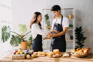 im Küche perfekt glücklich Paar vorbereiten gesund Essen, viele von Gemüse. Mann jongliert mit Früchte, macht ihr Freundin lachen. schön Menschen im Liebe haben Spaß foto