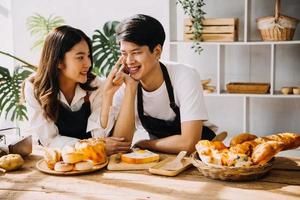 im Küche perfekt glücklich Paar vorbereiten gesund Essen, viele von Gemüse. Mann jongliert mit Früchte, macht ihr Freundin lachen. schön Menschen im Liebe haben Spaß foto