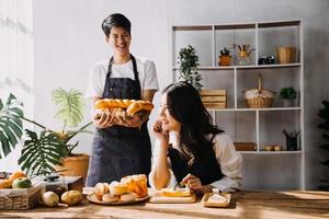 im Küche perfekt glücklich Paar vorbereiten gesund Essen, viele von Gemüse. Mann jongliert mit Früchte, macht ihr Freundin lachen. schön Menschen im Liebe haben Spaß foto