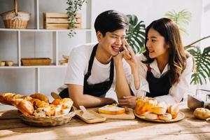 im Kücheperfekt glücklich Paar vorbereiten gesund Essen, viele von Gemüse. Mann jongliert mit Früchte, macht ihr Freundin lachen. schön Menschen im Liebe haben Spaß foto